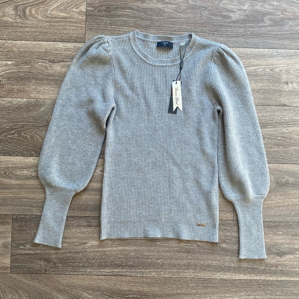 🌺 NWT gray sweater